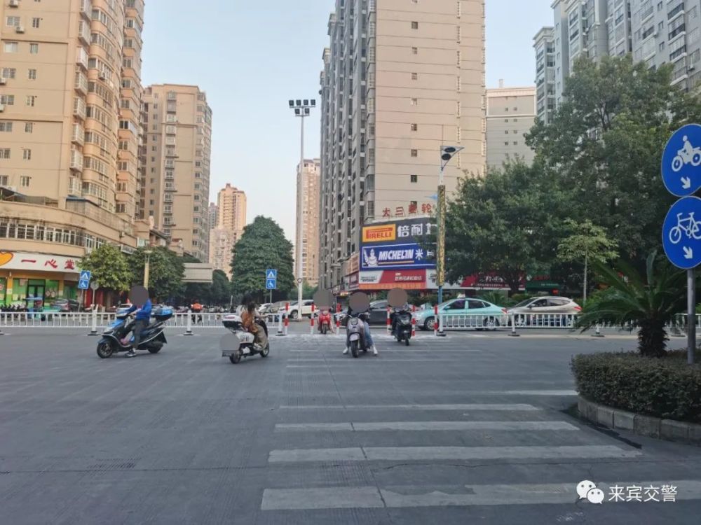 应大家要求来宾市区这个路口增设隔离栏这条路以后要这样走