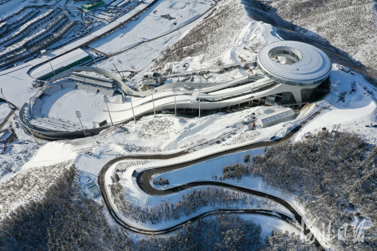 近日,国家跳台滑雪中心(雪如意)已通过国际雪联专家