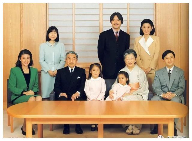 38岁时,她终于生下爱子公主,可按照日本皇室规矩,男丁才能继承皇位.