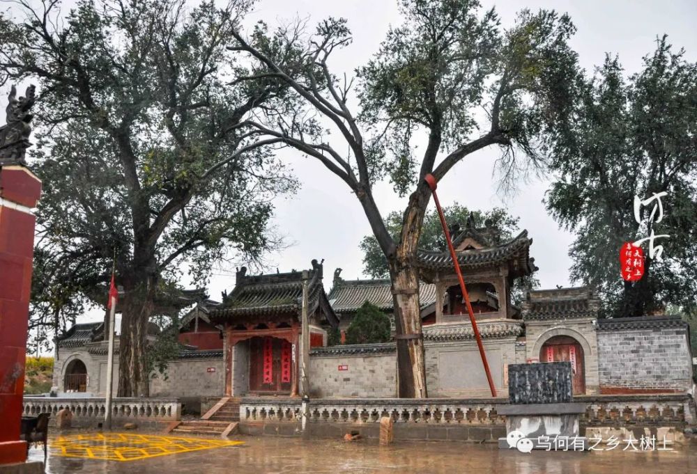 这座三圣寺规模也要大一些,门前新建了戏台和和碑楼.