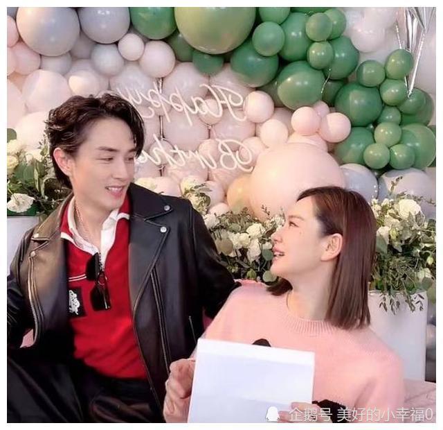 李承铉看着老婆工作的模样,眼睛里像有光一样,爱意满满:戚薇的丈夫李