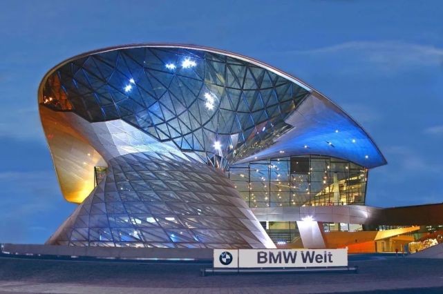 宝马世界(bmw welt)是一座集新车交付中心,技术与设计工作室,画廊