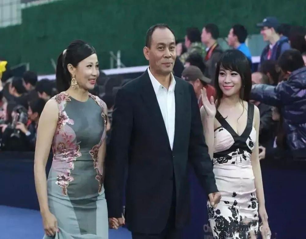张光北带着老婆妻子一起走红毯,自己倒成了配角,而两朵娇艳的花朵