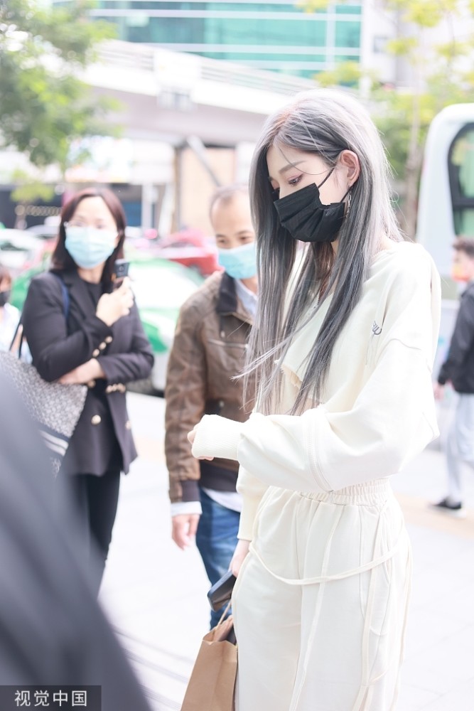 snh48王奕浅灰亚麻发色个性又靓丽穿露腰短款套装蛮腰精致