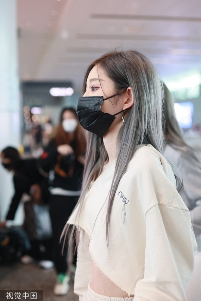 snh48王奕浅灰亚麻发色个性又靓丽穿露腰短款套装蛮腰精致