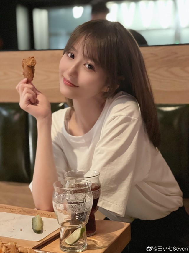 腾讯nba美女篮球主播小七社媒近照貌美如花,jk制服活泼可爱元气满满.