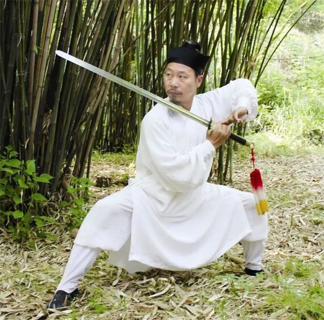 内家拳祖师张三丰真人曾经教剑为何须先练内勇,次练外功,最后教以手法