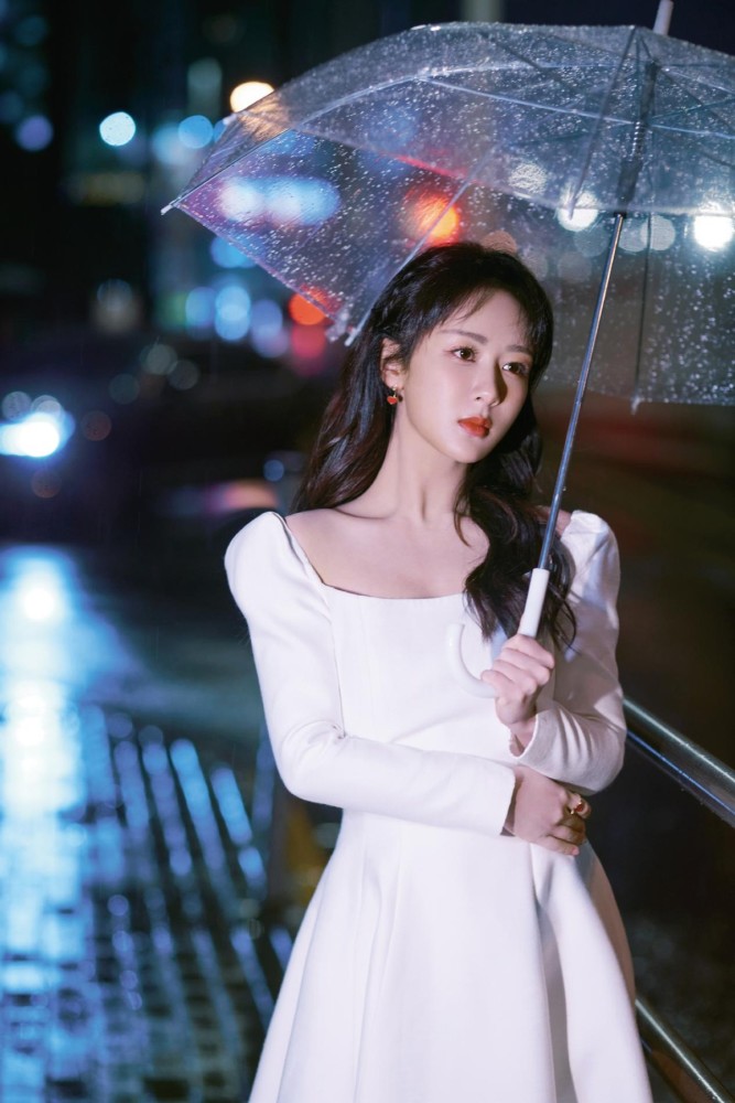 杨紫真的好仙好美,白色纱裙搭配公主头发型,俏丽优雅魅力十足