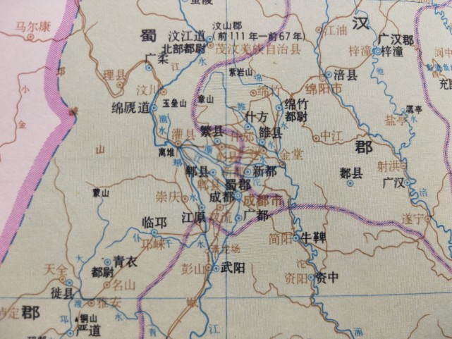 先秦时期,成都地区属蜀国,公元前316年,秦惠文王乘蜀国与巴国,苴国