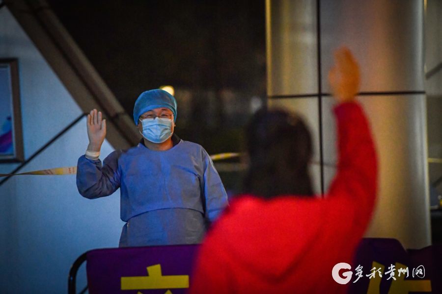 战疫一线党旗飘扬党员夫妻的战疫故事