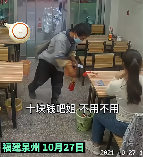 眼神吓人男子强行推销饰品挂件不买时下跪磕头恶狠狠瞪人