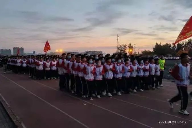 会操比赛展风采飒爽英姿聚精神沧县中学举行会操比赛活动