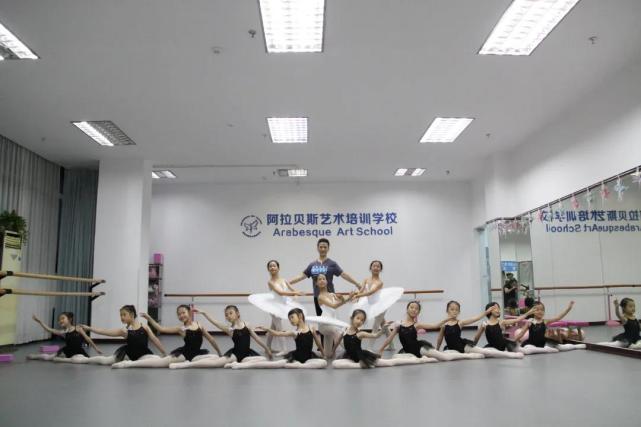 "鸿舞奖"国际舞蹈大赛优秀节目展演,这一期是来自四川绵阳阿拉贝斯