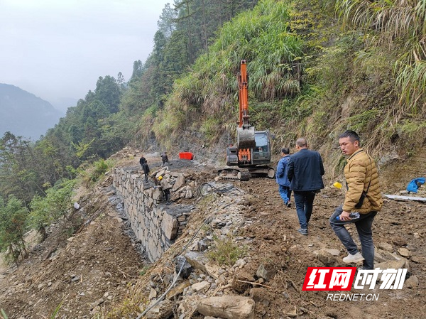 据了解,断龙山镇细塔村细塔河组通组公路投资23万元,全长2公里,联通