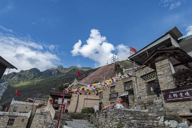 甘堡藏寨川西有座山坡上的古村落2000年历史嘉绒藏区第一寨