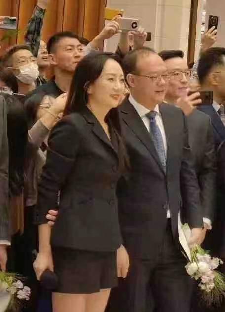 孟晚舟终于高调亮相!穿一身黑重回女霸总气场,比在国外美太多