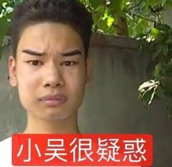 店员开心地把他引进店里,找来了理发师给小吴做造型,小吴也格外享受.