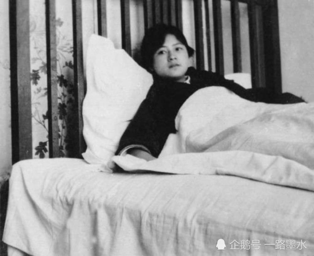 林徽因与女儿梁再冰在北平香山1932年,儿子梁从诫出生后躺在床