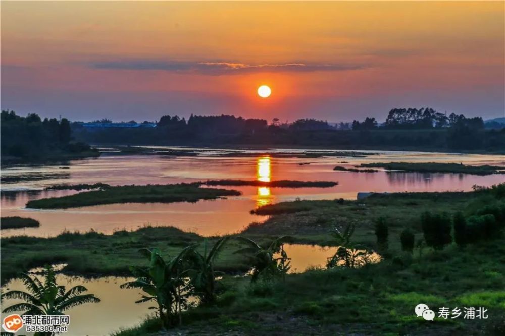 浦北南流江一抹夕阳在江河里美丽绽放手机随拍都是大片