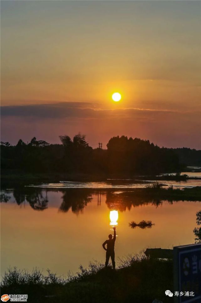 浦北南流江一抹夕阳在江河里美丽绽放,手机随拍都是大片