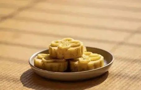是用糯米粉,糖和蜜桂花为原料制作而成的美味糕点,中国特色传统小吃