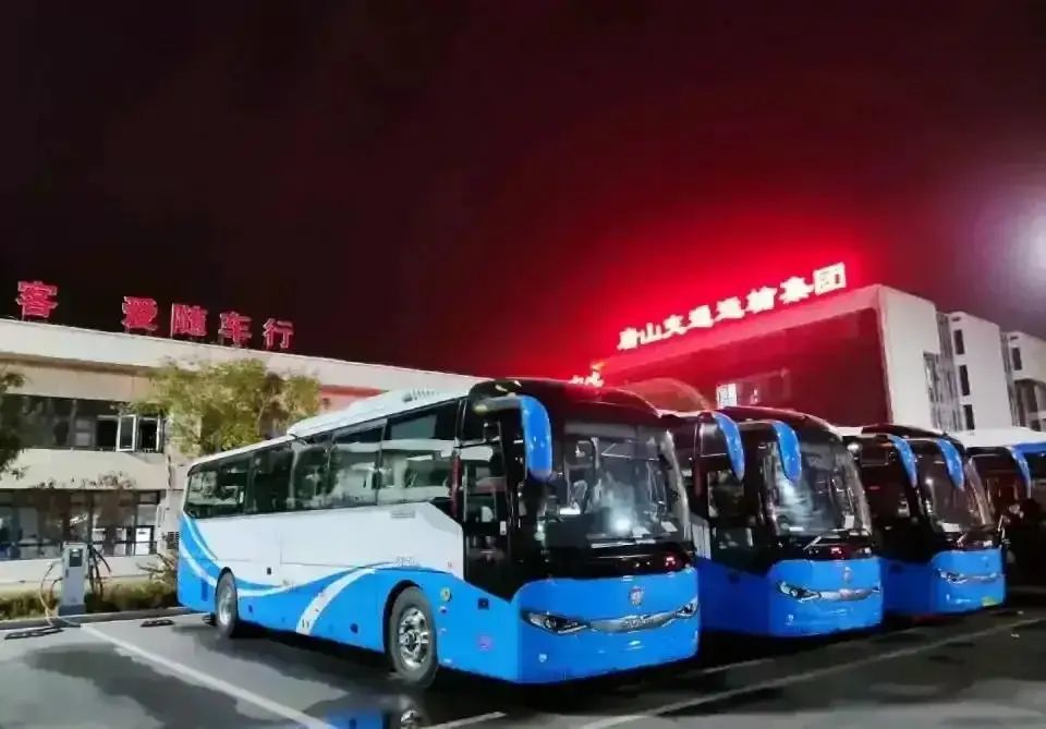线路这次唐山公交车选择的颜色是蓝色,无论是外形还是内部看都很漂亮.