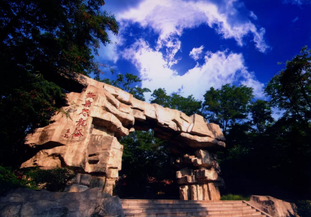 博山莲花山风景区,坐落于山东省淄博市博山区城东,距市区中心五公里