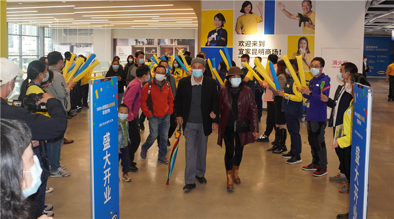 宜家开业首日市民携家带口来体验