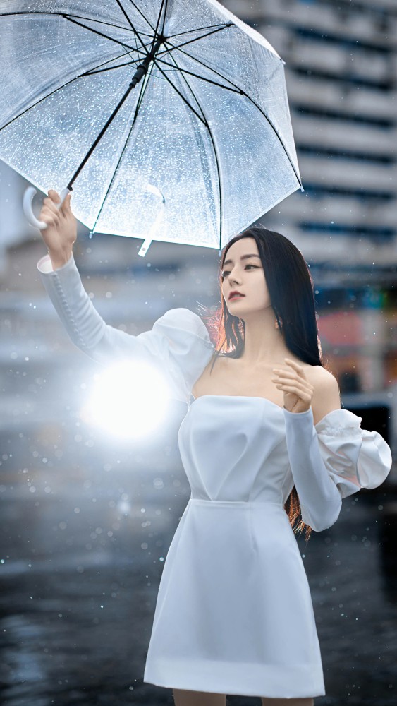 迪丽热巴┃雨中撑伞氛围感写真