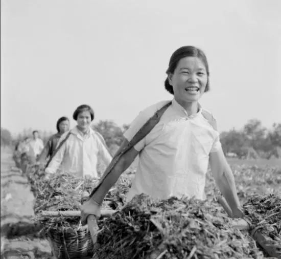 的中国农村70年代的中国农村嘉祥70年代的老照片70年代农村吃饭老照片