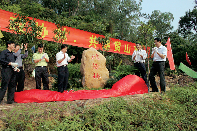 参与,首先由香港企业家吴展鸿,澳门企业家郑永森带头每人捐资15万元