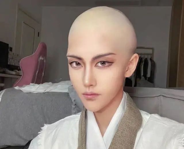 coser为还原角色有多拼?零下5度光脚上阵,还剃光头戴假发