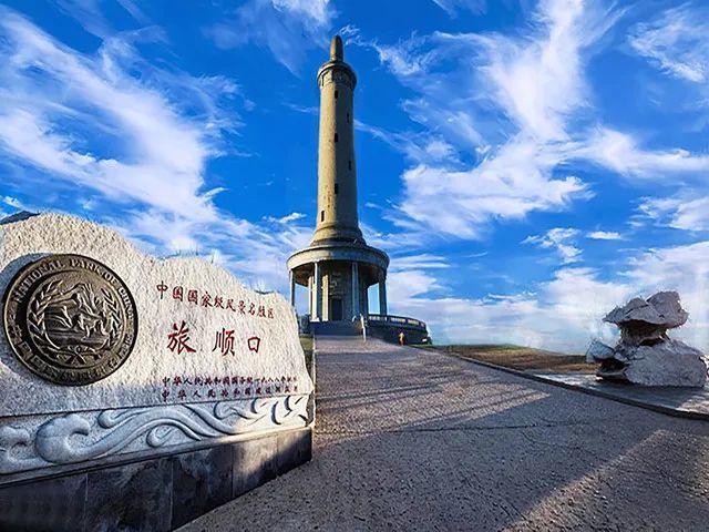 登上白玉山,可以俯瞰整个旅顺军港,而白玉山顶的白玉山塔是日本侵略