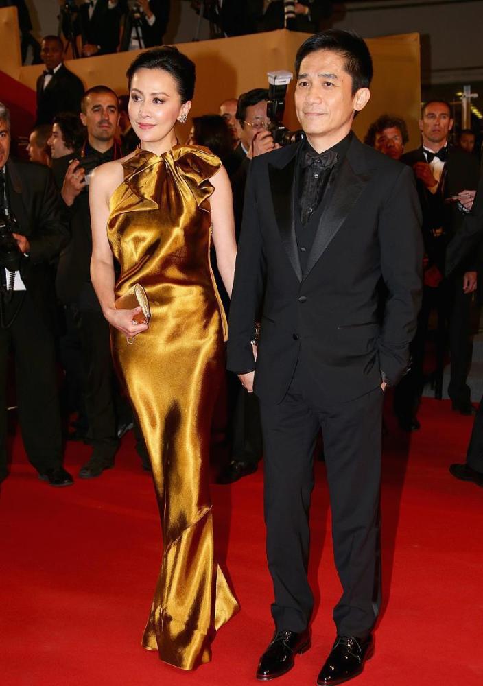 刘嘉玲与老公同框形成鲜明对比,一袭金色连衣裙现身,高调又奢华
