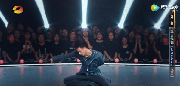 这个在舞台上像仙子一样风度翩翩的男生,今年正好30岁.