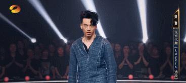 这个在舞台上像仙子一样风度翩翩的男生,今年正好30岁.
