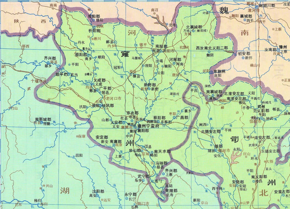 盆地及其周边的荆州北部地区属于曹魏,以江陵为中心的荆州南部先属蜀