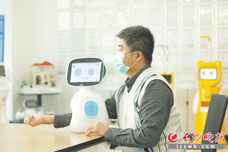 湖南超能推出健康服务机器人,布局智慧大健康领域