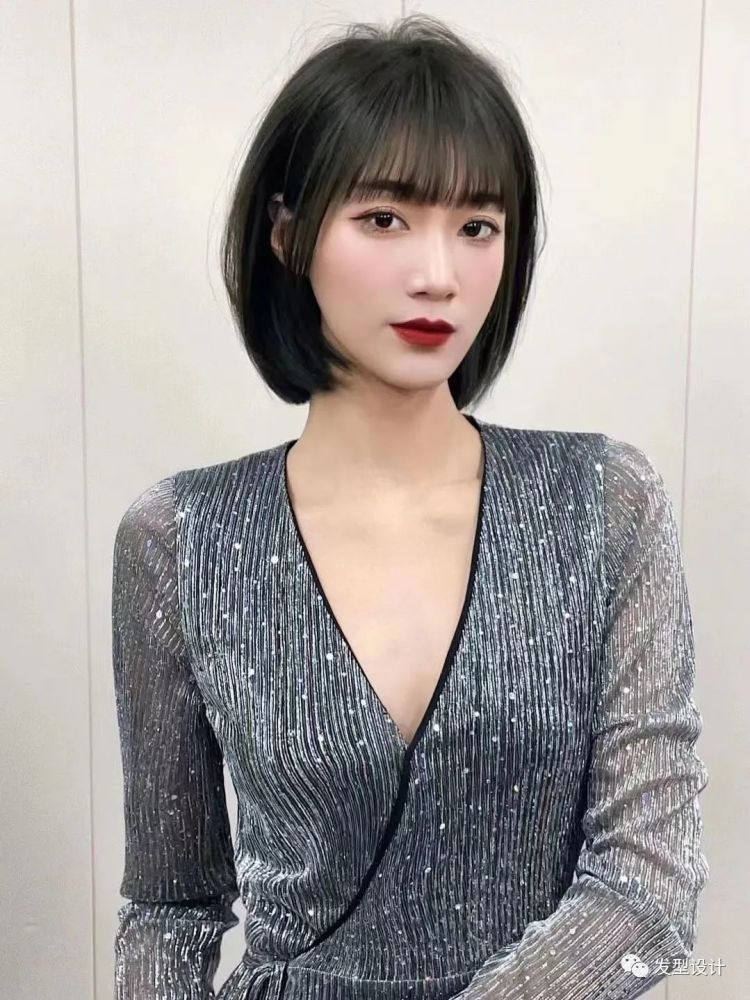 颧骨高的女生不要剪齐刘海,剪八字刘海最好看,微卷八字刘海修饰两侧会