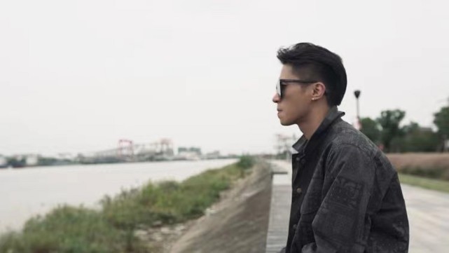 丸子哥:全网最会飞的男人,炫酷一字马爆火,征服三百万