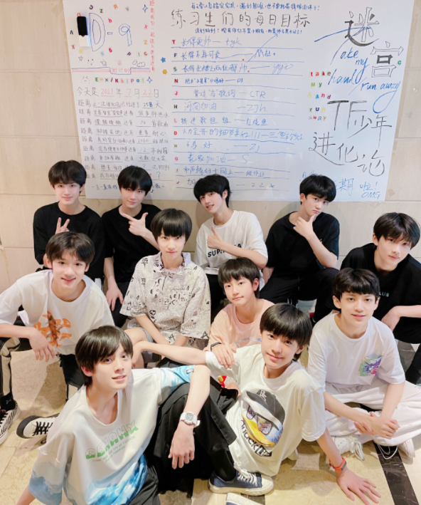 网传tfboys合体跨年,与tnt和三代同框,升级版家族演唱