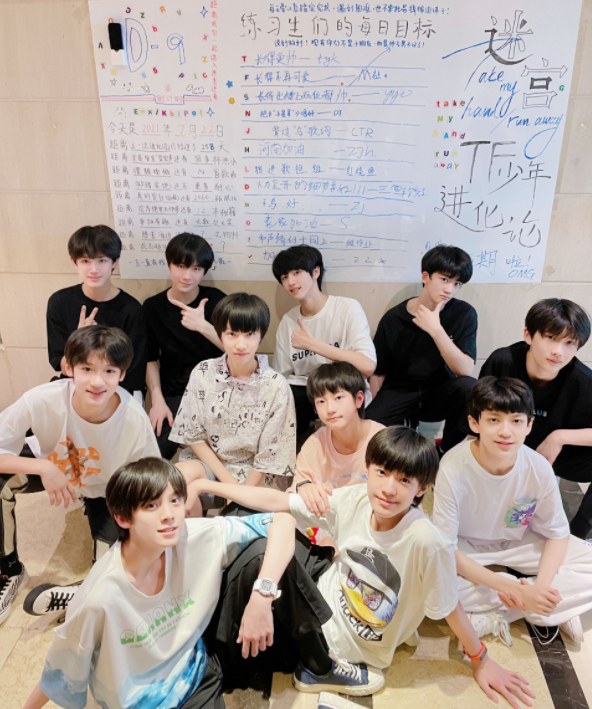 网传tfboys合体跨年与tnt和三代同框升级版家族演唱会