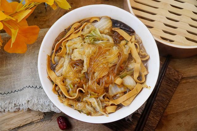 天冷,20分钟煮了一锅"大烩菜",热腾腾实惠好吃,不放肉