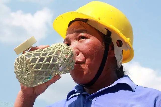 工地上的女汉子工友很温柔也很霸气