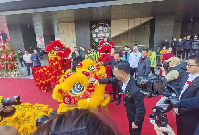 快讯太原府东街顺康多彩城今日开业现场好不热闹