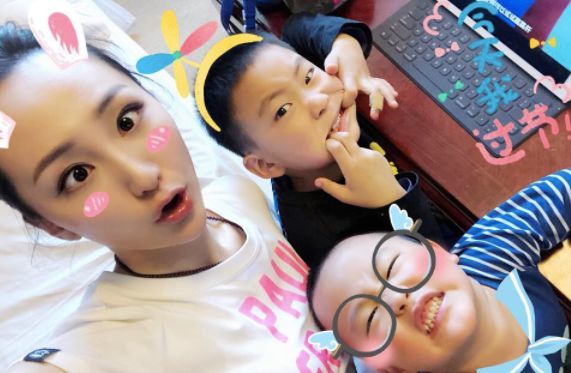 46岁于震是女儿奴!紧抱孩子不撒手,二婚娶小13岁娇妻3