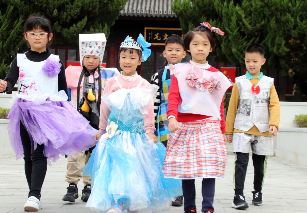 苏州市平江教育集团平江实验学校学生制作的环保服装精美环保时尚