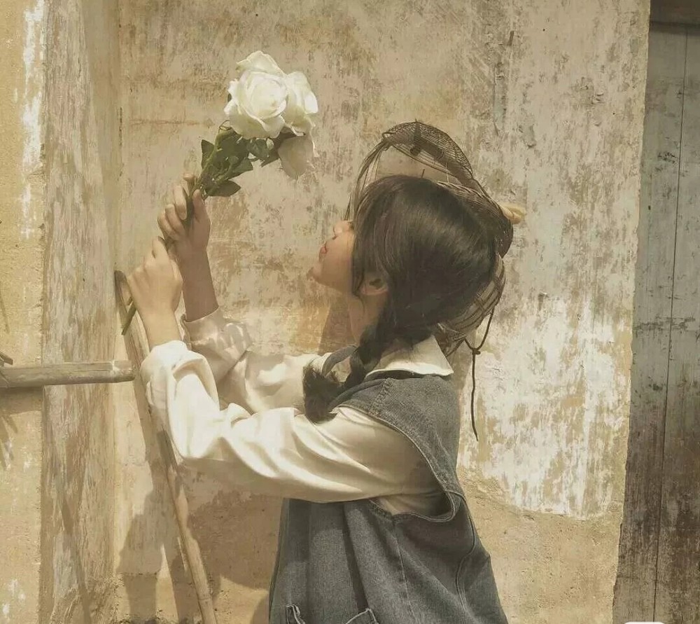 超美捧花女生背景图,可做头像