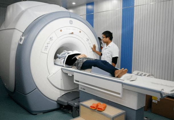 韩国患者做核磁共振,被2米外氧气瓶砸死,核磁共振磁场
