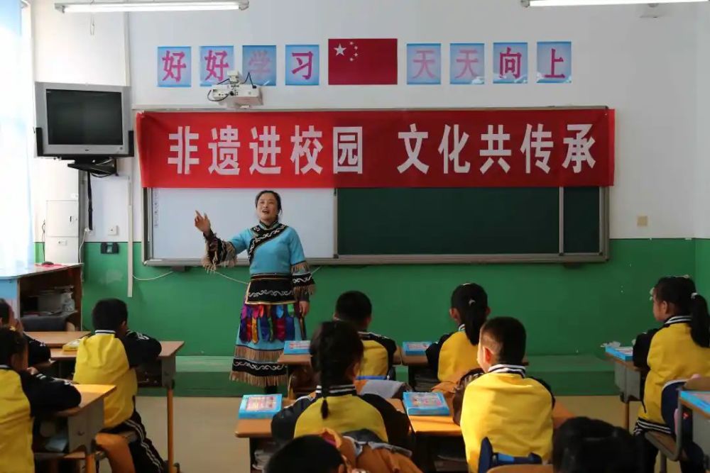 非遗进校园文化润童心饶河县非遗馆走进饶河农场中心小学开展活动